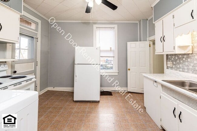 Building Photo - 928 Putnam St