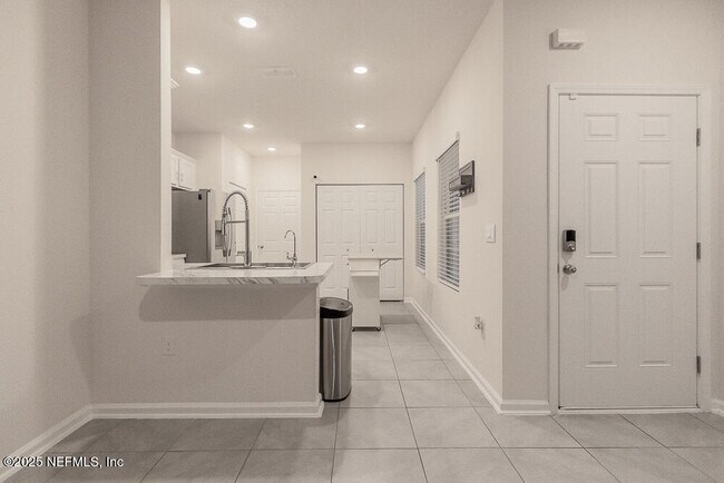 Building Photo - 957 Observatory Pkwy