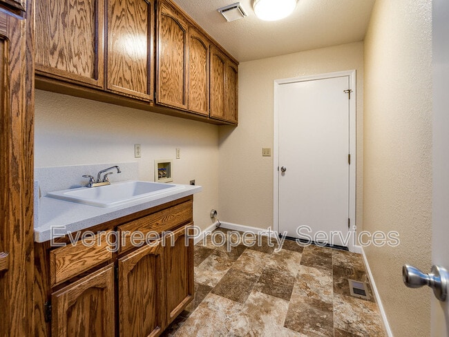 Building Photo - 2749 Sandhurst Dr