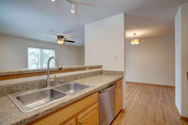 Building Photo - 6101-6103