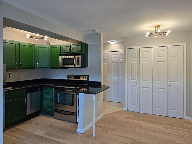 Building Photo - 2909 N Sheridan Rd