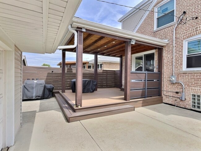 Building Photo - 4908 N Nagle Ave