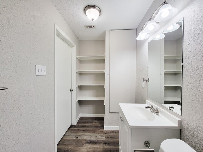 Building Photo - 5606 Willow Glen Dr
