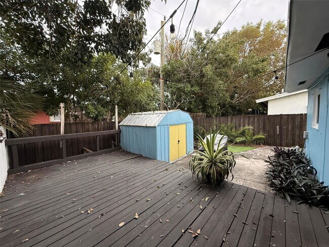 Building Photo - 5620 NE 2nd Terrace