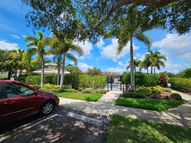 Building Photo - Spacious Townhouse in a Gated community in...