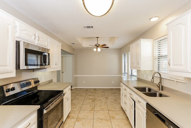 Building Photo - 3309 Sara Dr