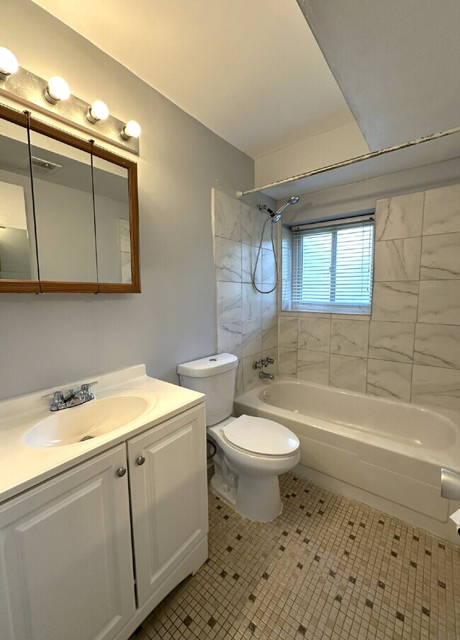 Building Photo - LEASE PENDING! Ground Floor 1 Bedroom Cond...