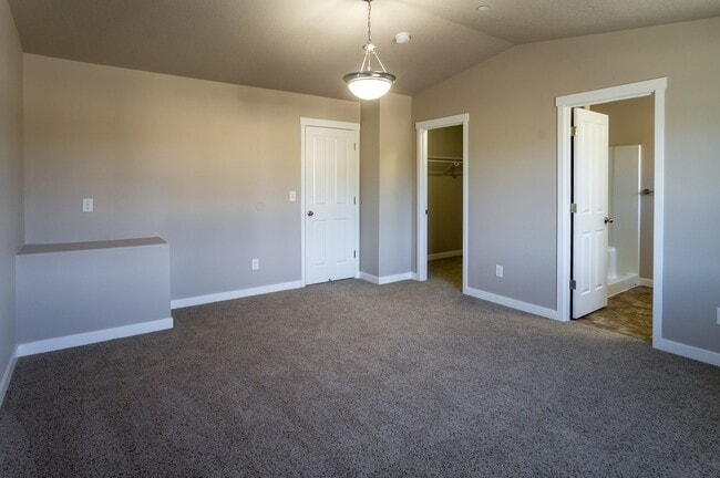 Building Photo - 5917 NE 71st Ct