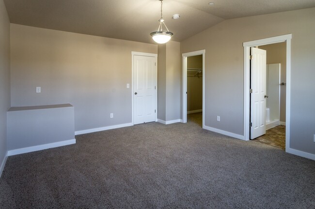 Building Photo - 5919 NE 71st Ct