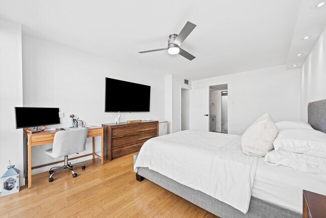 Building Photo - 600 NE 36th St