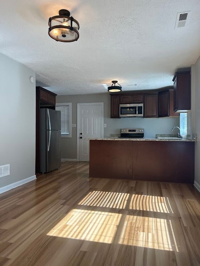 Building Photo - 3 Bed 2 Bath in Hapeville!