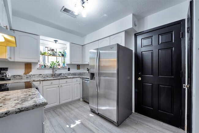 Building Photo - 116 W White Willow Cir