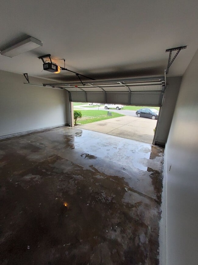 Building Photo - Modern Southaven Home with Two-Car Garage