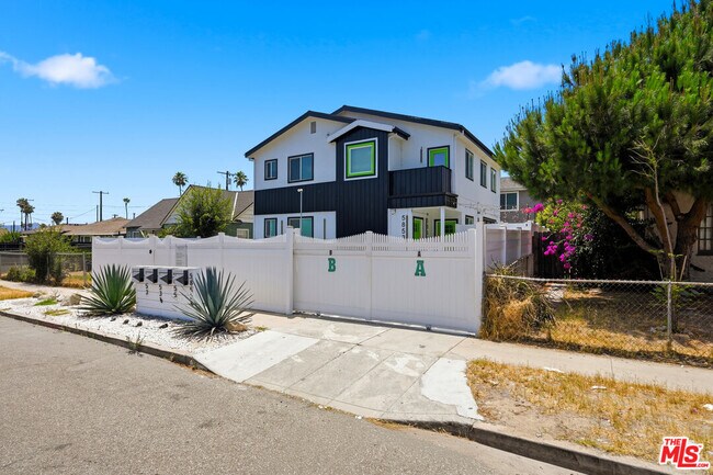 Building Photo - 5853 Vineland Ave