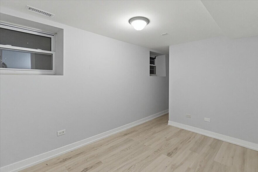Building Photo - 910 W Gunnison St
