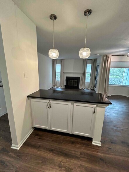 Building Photo - 608 Diamond Dr