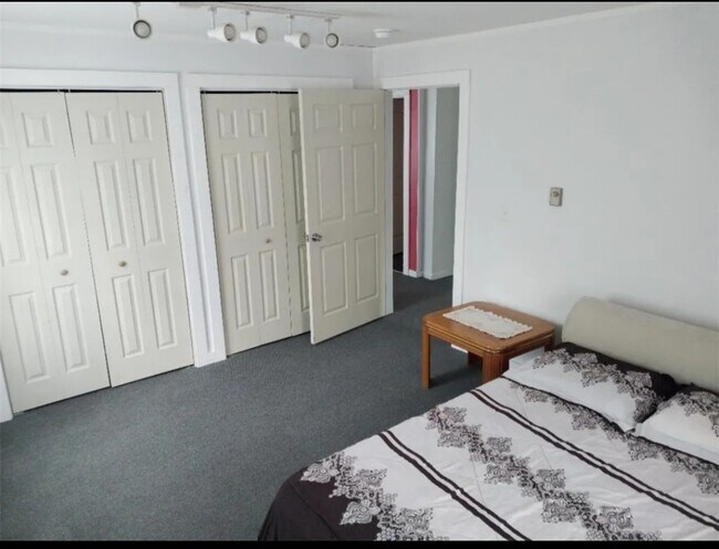 Building Photo - 868 Main St