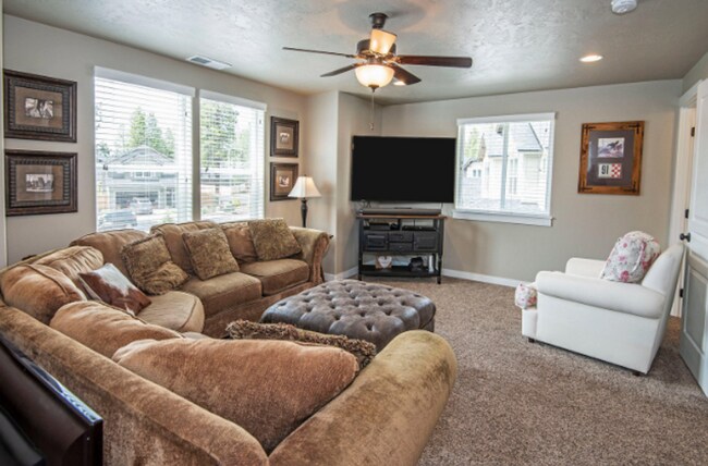 Building Photo - Modern 4-bdr with two Master Suites & Moun...