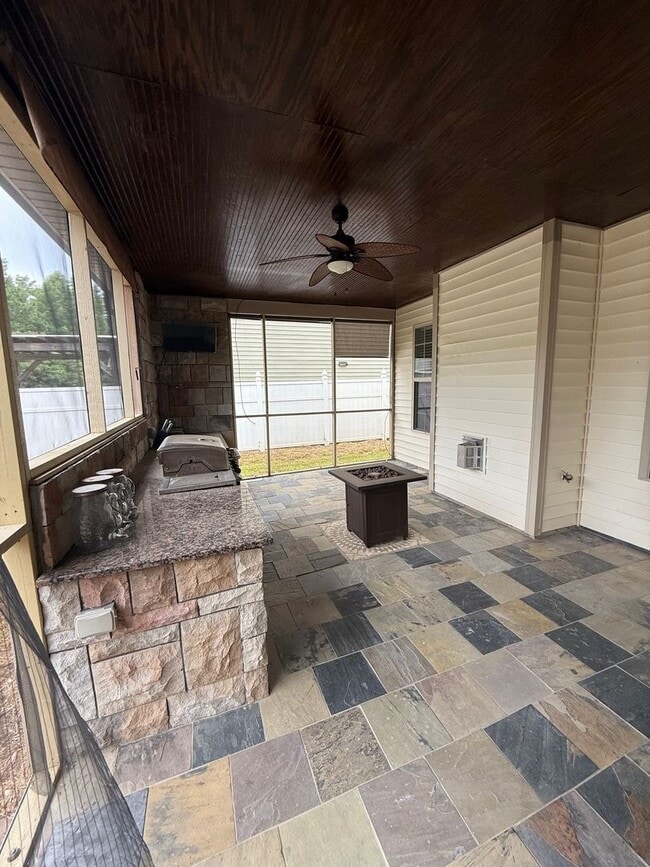 Building Photo - Hidden 4 bedroom, 2.5 bathroom Gem!