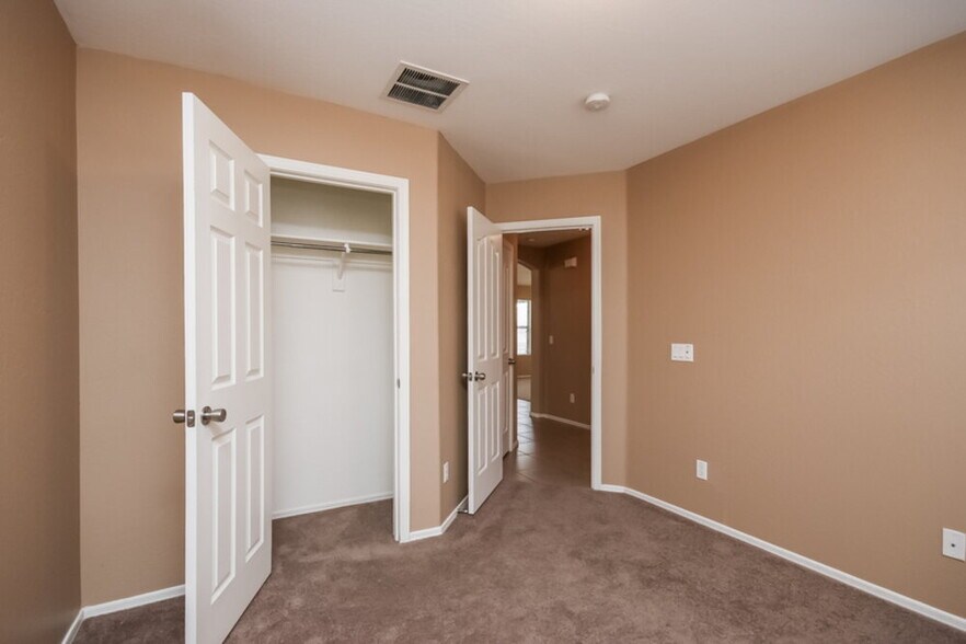 Building Photo - 7814 S 72nd Ln