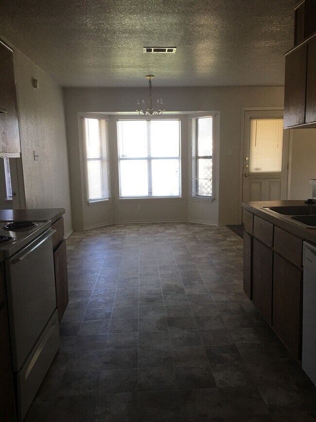 Building Photo - 4 bedroom home for rent