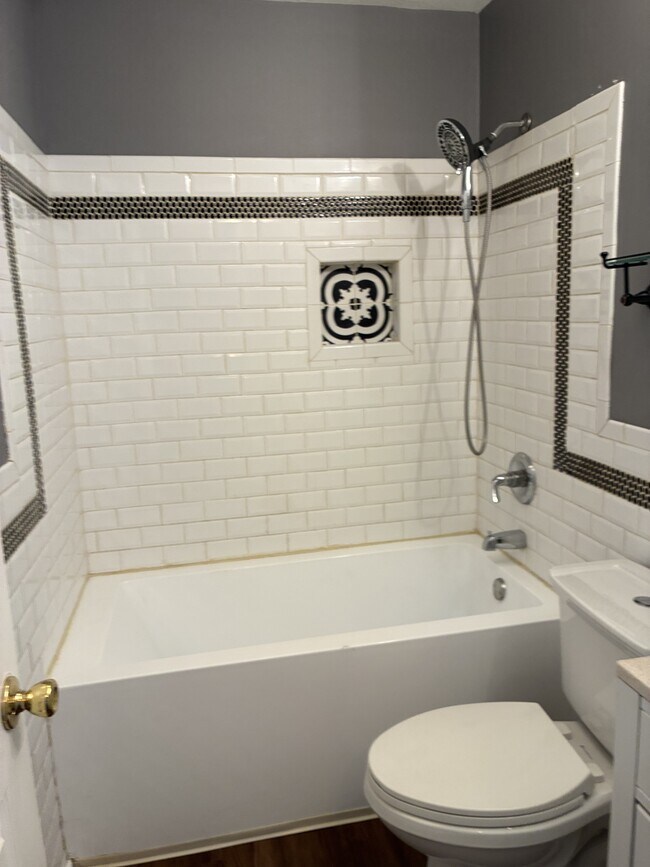 Building Photo - 1105 Lobo Dr