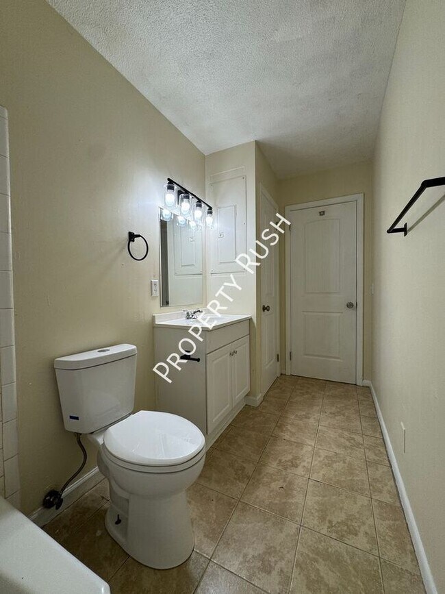 Building Photo - 1017 N Larchmont Dr