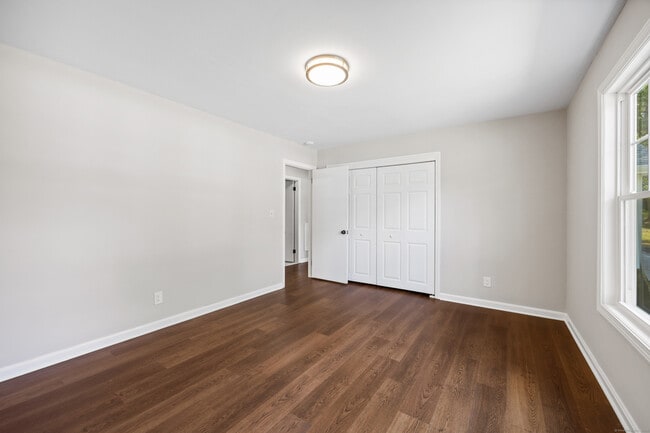 Building Photo - 237 Elmwood Cir