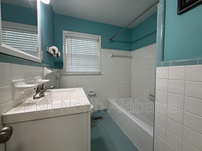 Building Photo - 2115 Euclid Rd NW