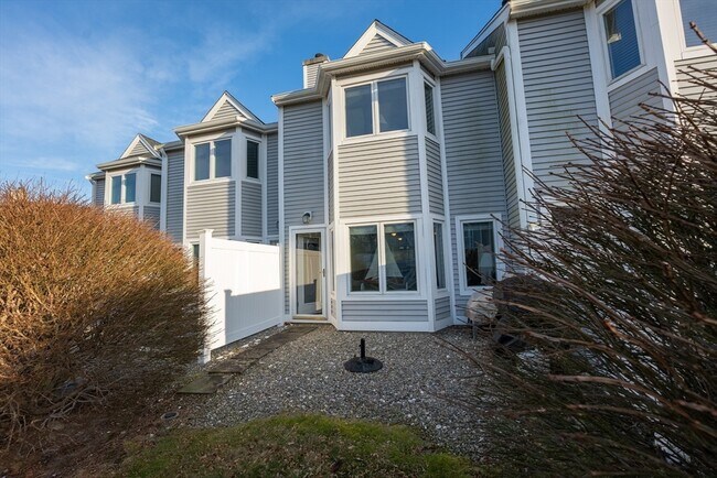 Building Photo - 561 White Cliffs Dr