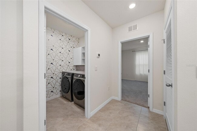 Building Photo - 687 Griffon Ave