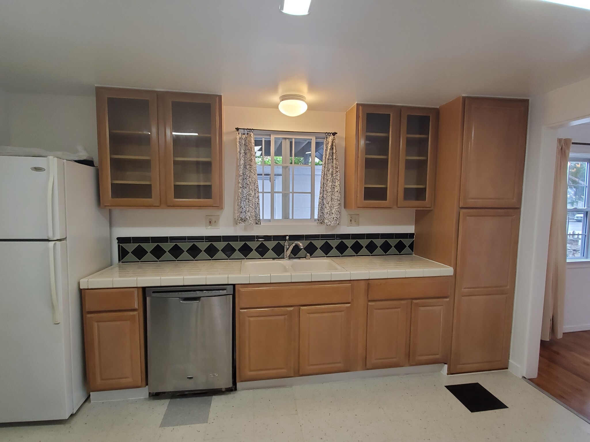 Kitchen Cabinets - 663 Marine St