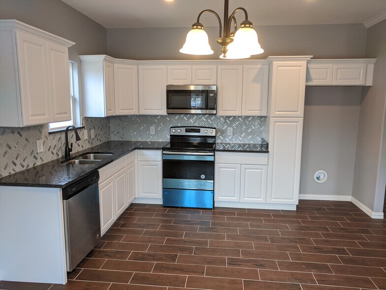 kitchen - 1028 E Houston St