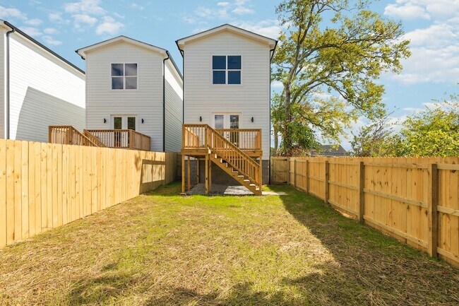 Building Photo - 2107 Courtney Ave