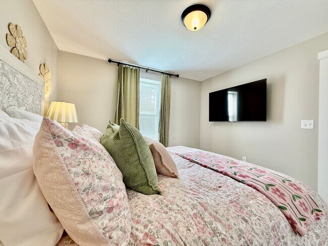 Building Photo - 5 Bed 3 Bath Home With Hot Tub In West Chester, OH