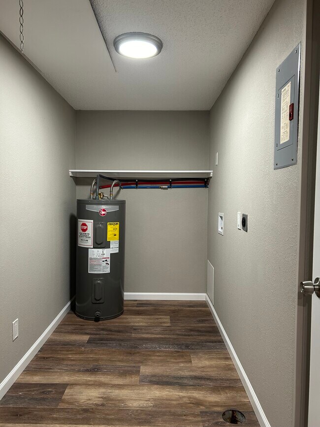 Building Photo - 121 Waterbury Ct