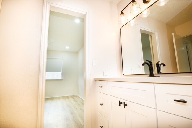 Building Photo - Woodlake ~ 2 Bedroom Duplex
