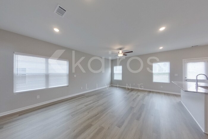 Building Photo - 933 Silent Barge Cv