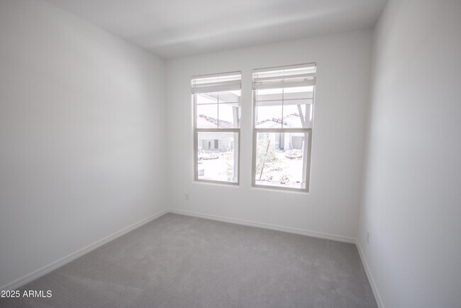 Building Photo - 21326 W Roanoke Ave