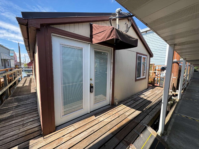 Primary Photo - Floating Home on Hayden Island