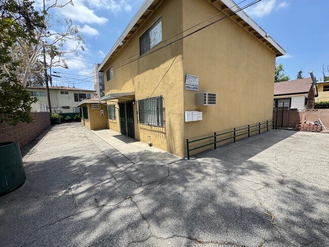 Building Photo - 1126 W 37th Pl