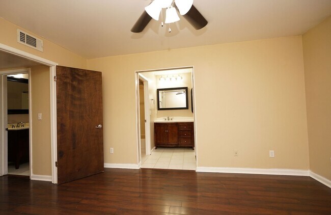 Building Photo - Great Niceville Location near Schools and ...