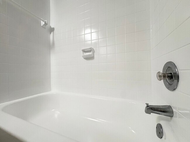 Building Photo - Beautiful 1/1 Condo in Altamonte Springs ~ Gated Lakefront Community!