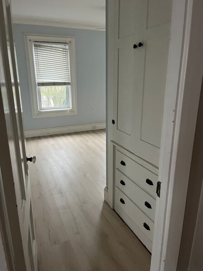 Building Photo - Sunny 2 Br / 1 BA Apartment in quiet area of Middleboro