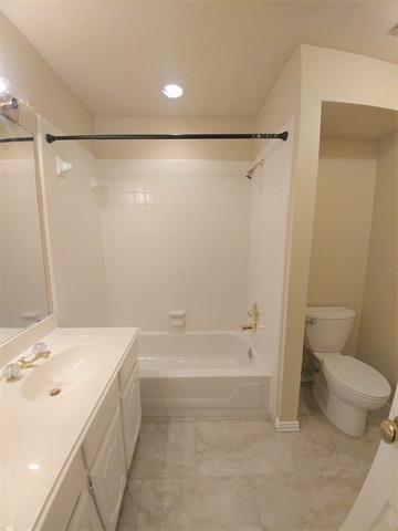 Building Photo - 705 Pine Lakes Dr