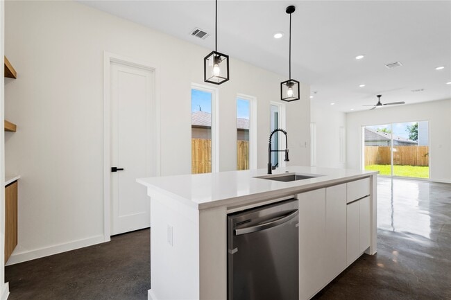 Building Photo - 8205 Parnell St