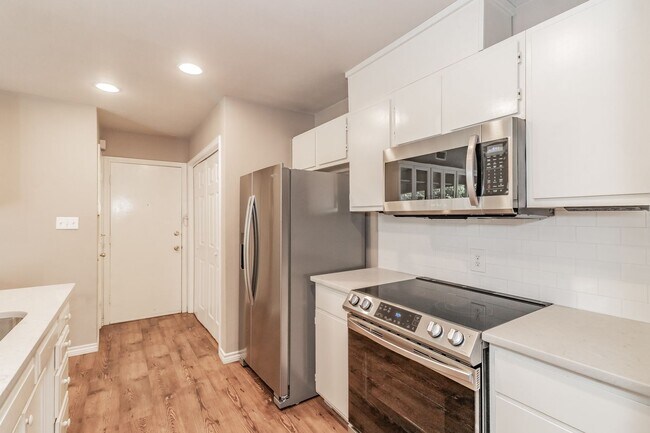 Building Photo - Beautiful townhome in a prime location nea...