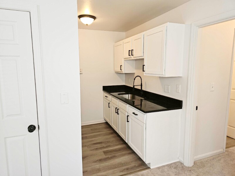 Building Photo - 5856 Highview Dr