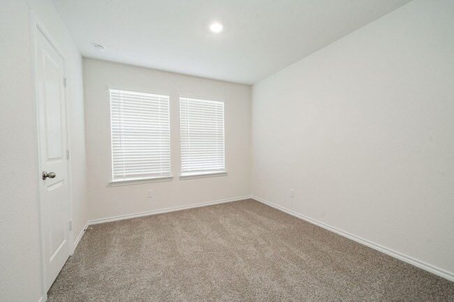 Building Photo - 2110 Thornton Dr