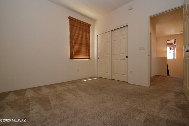 Building Photo - 334 E Cedarvale Rd